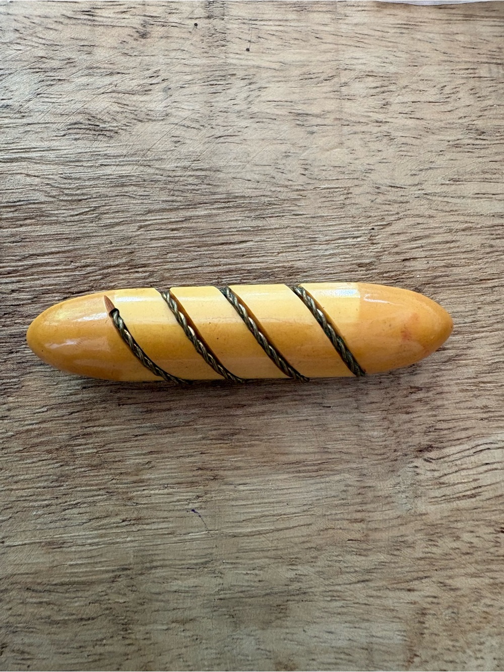 Bakelite Vintage Butterscotch Resin Bar Pin w/Twisted Gold Decorative Rope Inlay - Picture 8 of 14